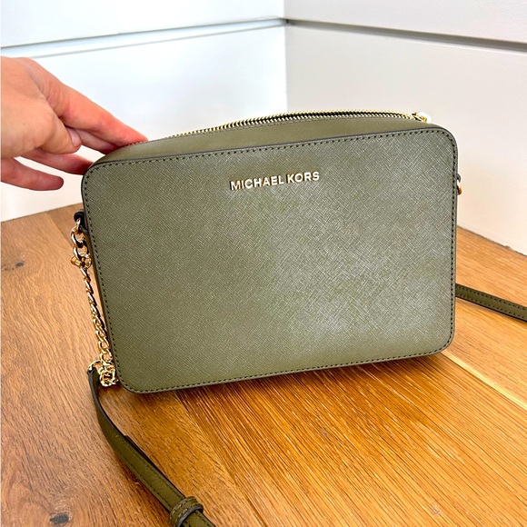Michael Kors crossbody purse - Picture 1 of 7